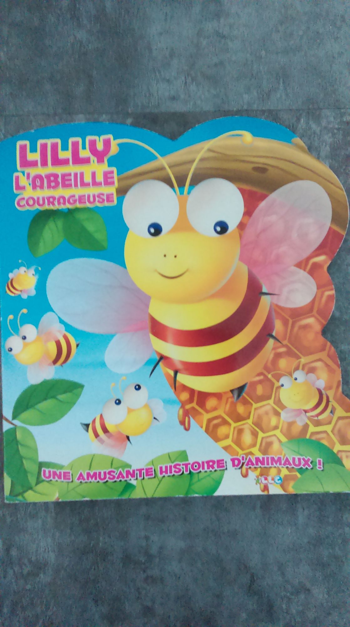 Lilly l'abeille courageuse
