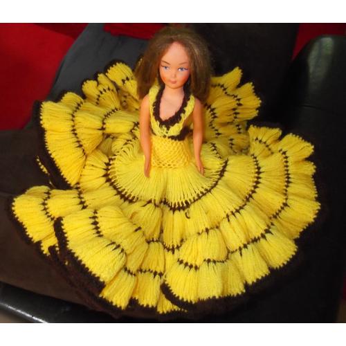 Poupée De Collection Espagnole Robe Jaune