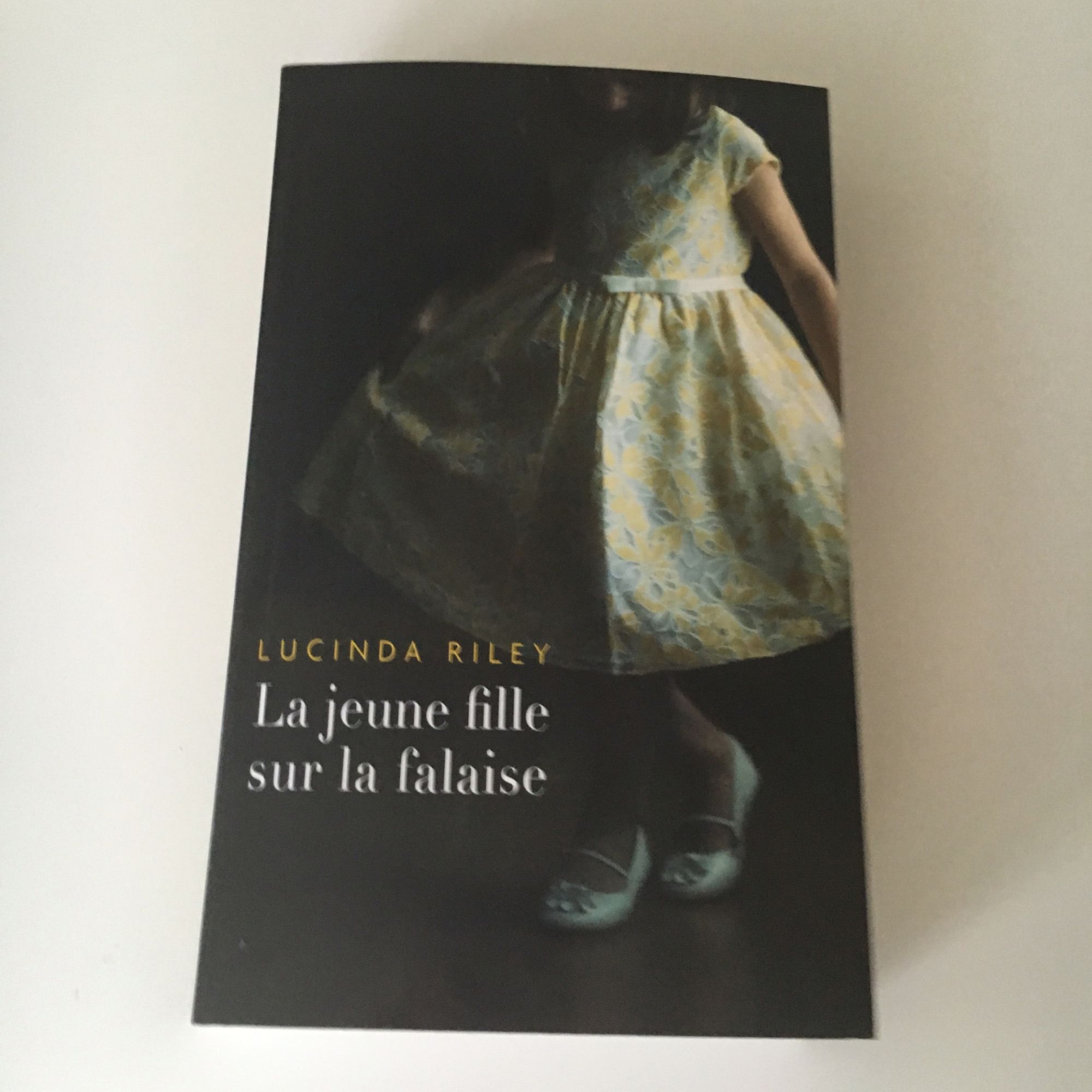 La jeune fille sur la falaise