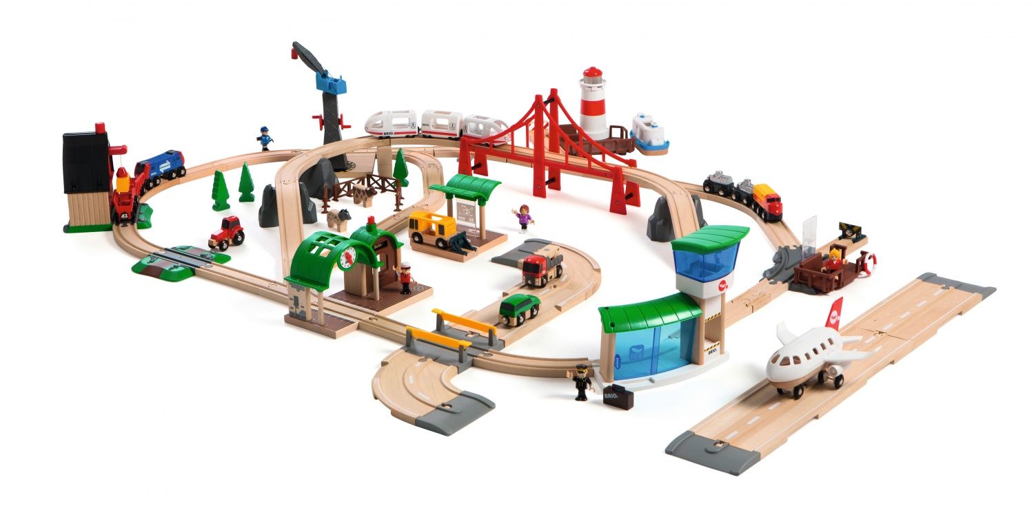BRIO World 33766 Circuit Monde Extraordinaire de BRIO Coffret ultra complet de 106 pièces Thème voyageur + ferme + chargement + port + aéroport Circuit de train en bois Dès