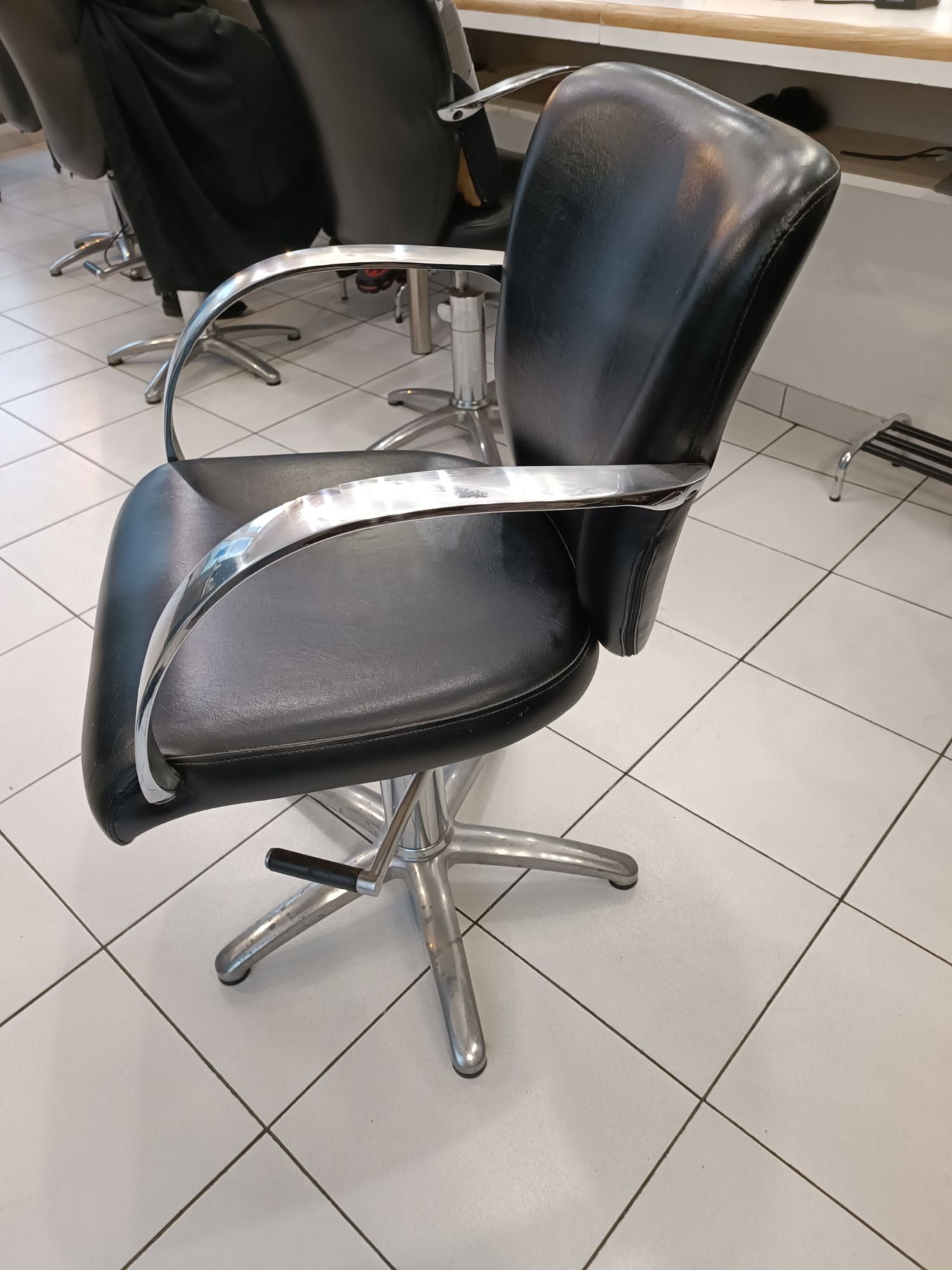 A Vendre Fauteuil Coiffure Style Rétro Avec Pédale Pour Le Choix De La Hauteur Souhaité . 50 Euros L'unité, Les 4 Fauteuils 200 Euros - État correct sur Rakuten