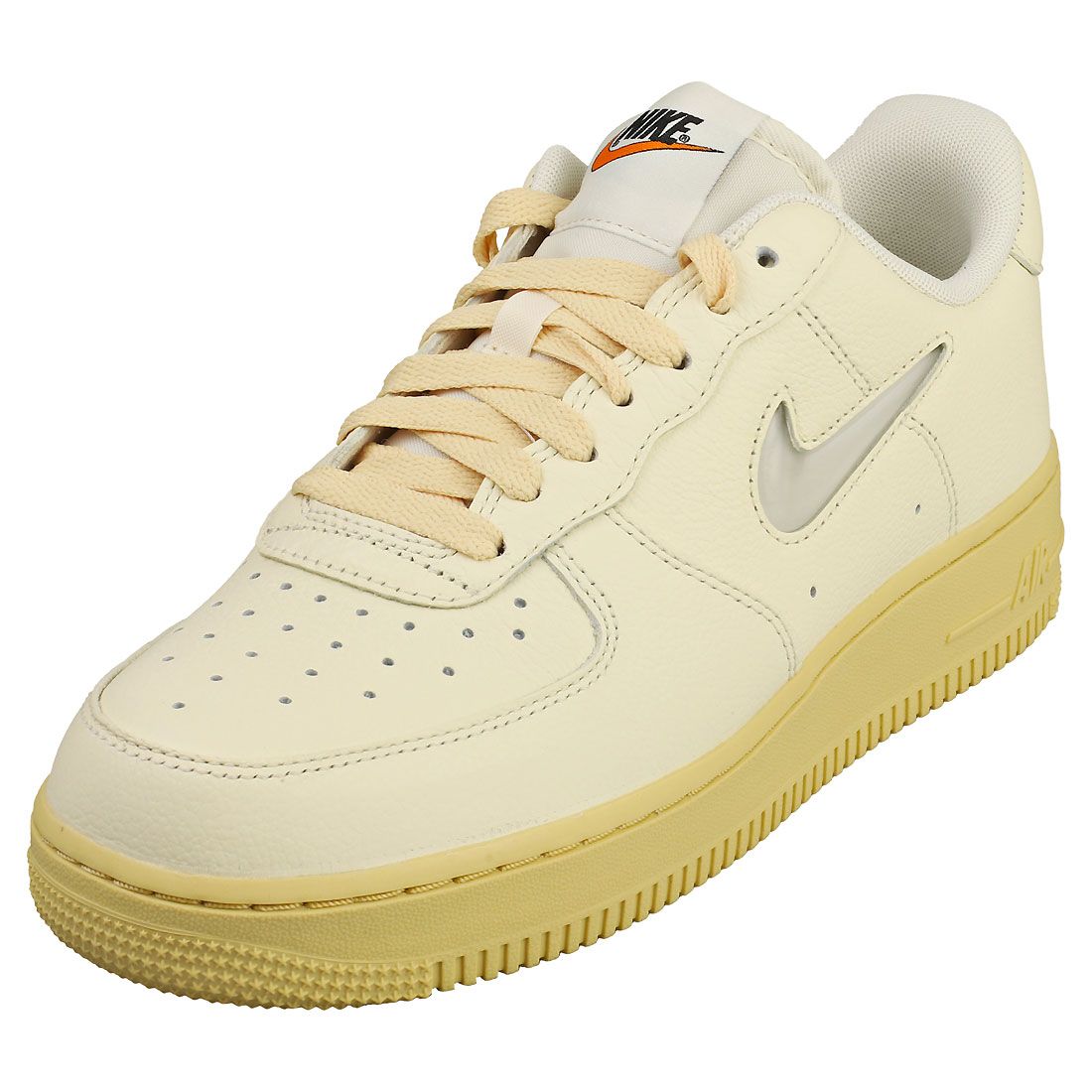 nike-air-force-1-07-lx-baskets-femme-en-cuir-creme-et-blanc-rakuten-0196150099282