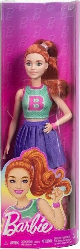 Barbie Fashionistas Poupée Barbie avec cheveux roux portant un haut de sport avec ’inscription « B » et une jupe plissée avec montre et baskets HYT90