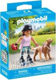 Jeune fille rolleuse avec Retriever - vue 2