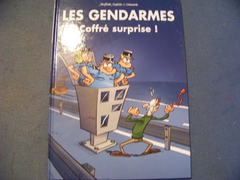 LES GENDARMES - COFFRE SURPRISE