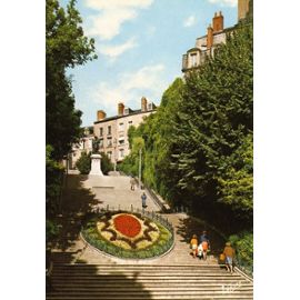 https://images.fr.shopping.rakuten.com/photo/Blois-L-escalier-Et-La-Statue-De-Denis-Papin-Cartes-postales-705684447_ML.jpg