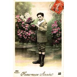 Carte Postale Ancienne Fantaisie Enfant Jeune Garçon Portant Un Bouquet De Fleurs Pour La Nouvelle Année