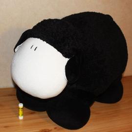 peluche mouton noir